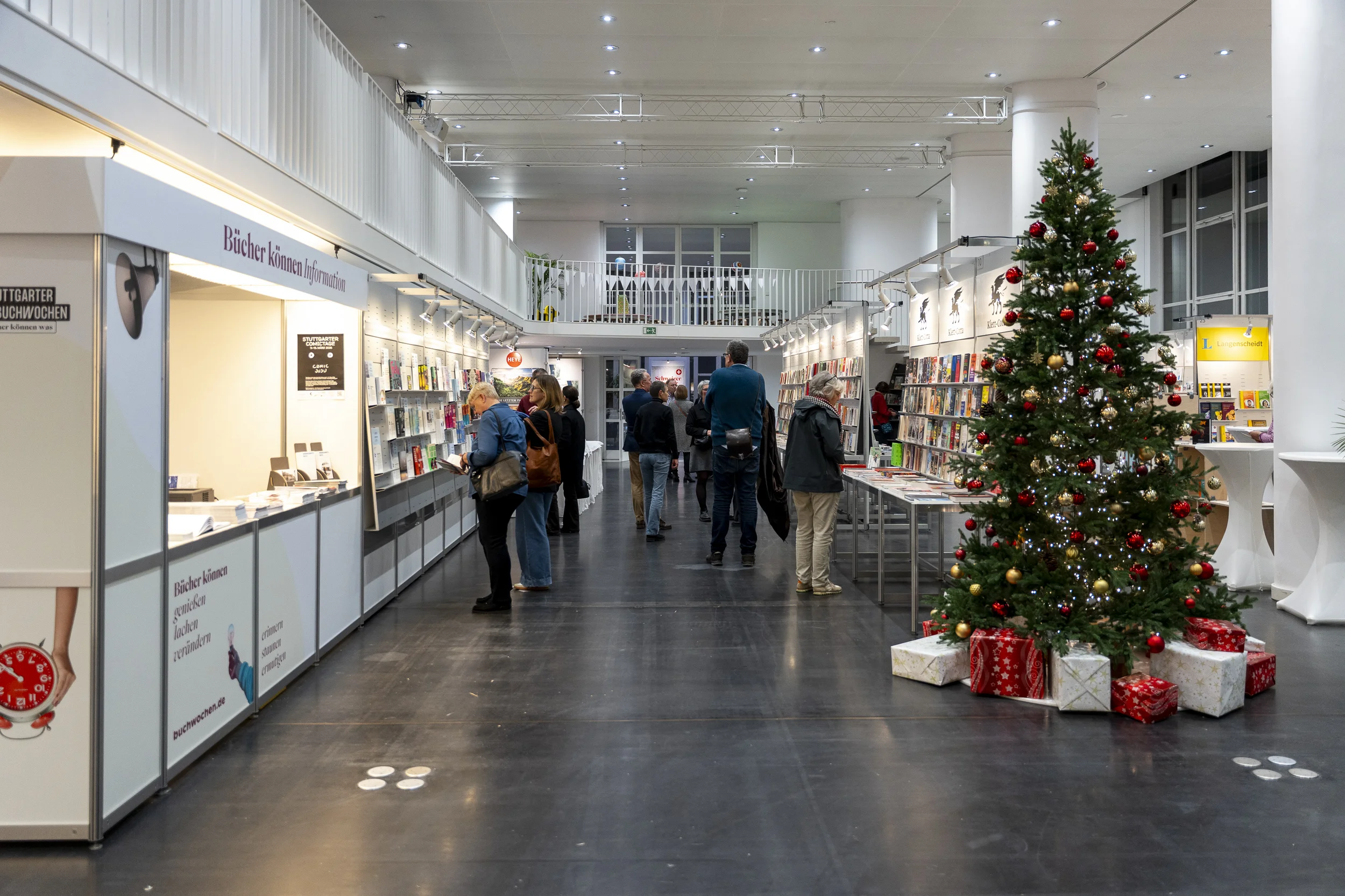 Buchmesse mit Weihnachtsbaum